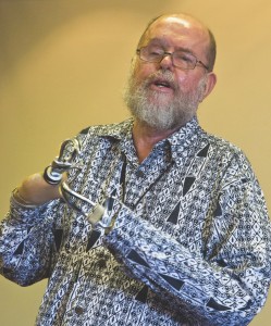 Vader Michael Lapsley, met die staalhande wat hy gebruik nadat hy albei sy eie hande weens ’n briefbom verloor het.