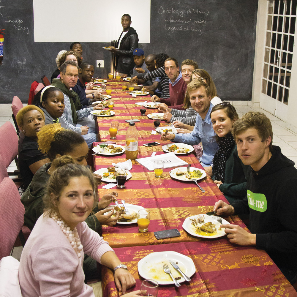 ’n Lang tafel waarby almal van Echo@Work in Johannesburg saam eet. Saam eet is ’n sentrale element van die Echo-leefwyse. Foto: Neels Jackson